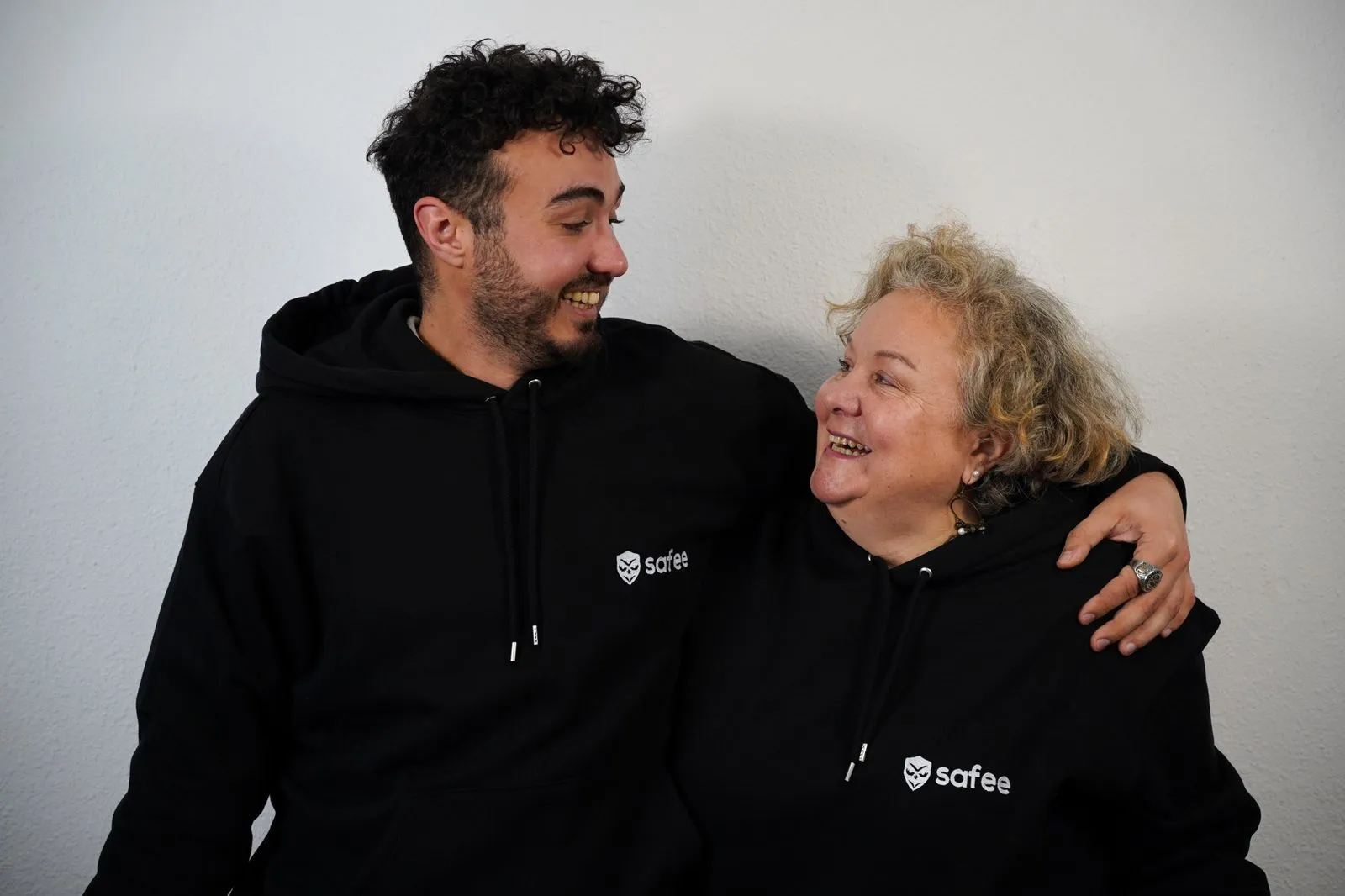 Luc Nadier et Claire Maincent, souriants, en sweat Safee